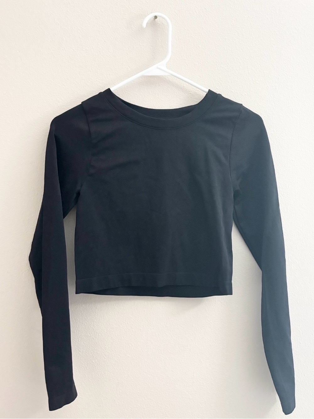 5/$15 🩷 Popular 21 Women's Black Long-Sleeve Cropped Crewneck Top